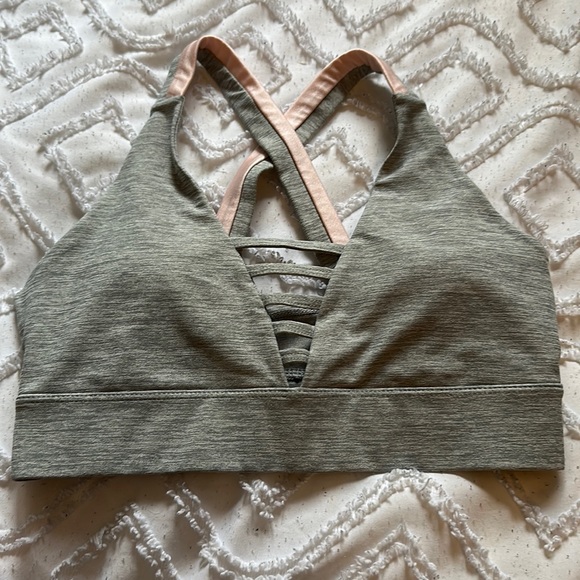 Women’s sports bra - Picture 1 of 3